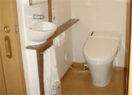 トイレリフォーム　収納棚と手洗器の機能的トイレ