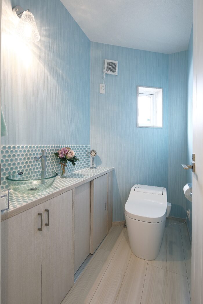 リフォーム施工事例：ブルーが映える唯一無二のトイレ