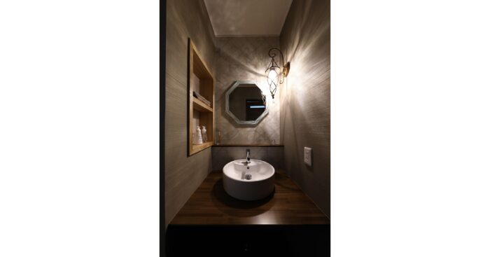 リフォーム施工事例：可愛いブラケット照明のある洗面台