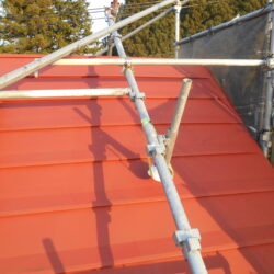 オノヤ 白河リフォームショールーム ブログ「屋根塗装のさび止めは赤くて驚きます」