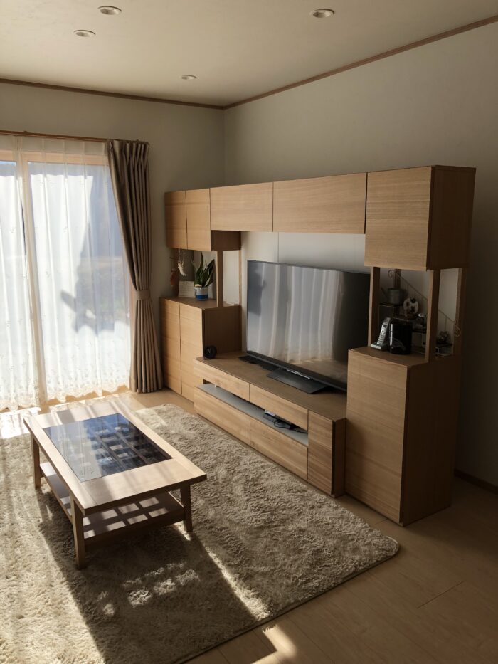 須賀川市　収納力抜群のテレビボードがある快適リビング空間