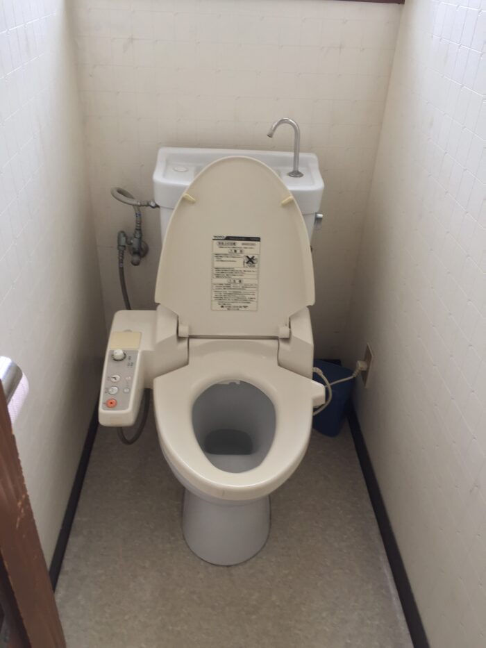 リフォーム施工事例：ブルーが映える唯一無二のトイレ Before