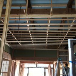 オノヤ 白河リフォームショールーム ブログ「工事進行中！電気配線も進み天井の下地を組み始めました」