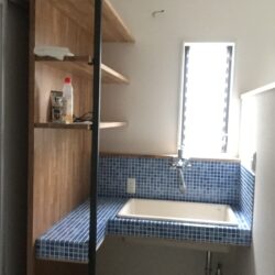 オノヤ 福島リフォームショールーム ブログ「造作洗面台ほぼ完成！後は照明と鏡とタオル掛け」