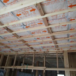オノヤ 白河リフォームショールーム ブログ「天井の下地が組みあがり断熱材」