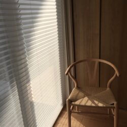 オノヤ 福島リフォームショールーム ブログ「窓際に一脚」