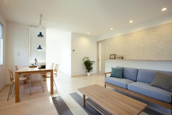 リフォーム施工事例：フルリフォーム　白を基調とした明るいリビング