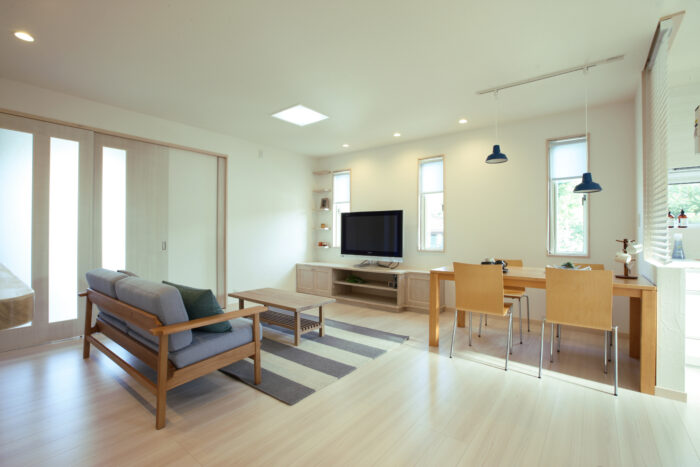 リフォーム施工事例：フルリフォーム　白を基調とした明るいリビング