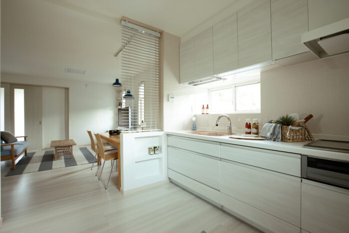 リフォーム施工事例：フルリフォーム　白を基調とした明るいリビング