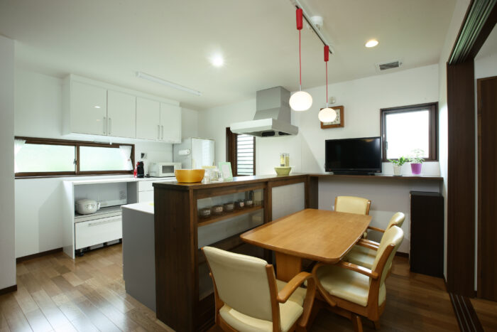 リフォーム施工事例：キッチンリフォーム　小物を魅せる落ち着き空間