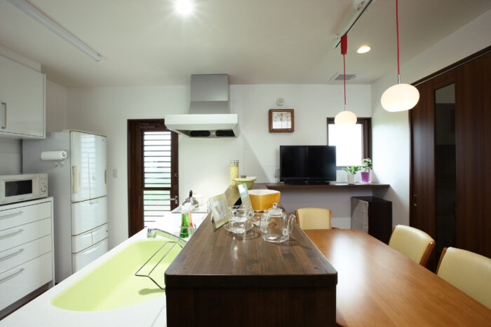 リフォーム施工事例：キッチンリフォーム　小物を魅せる落ち着き空間