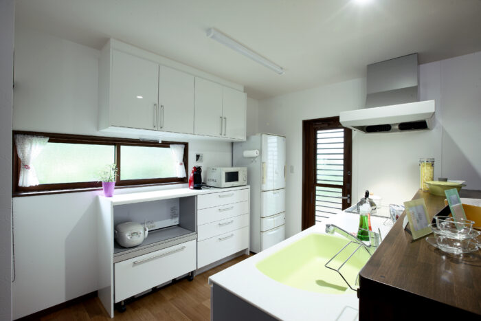 リフォーム施工事例：キッチンリフォーム　小物を魅せる落ち着き空間