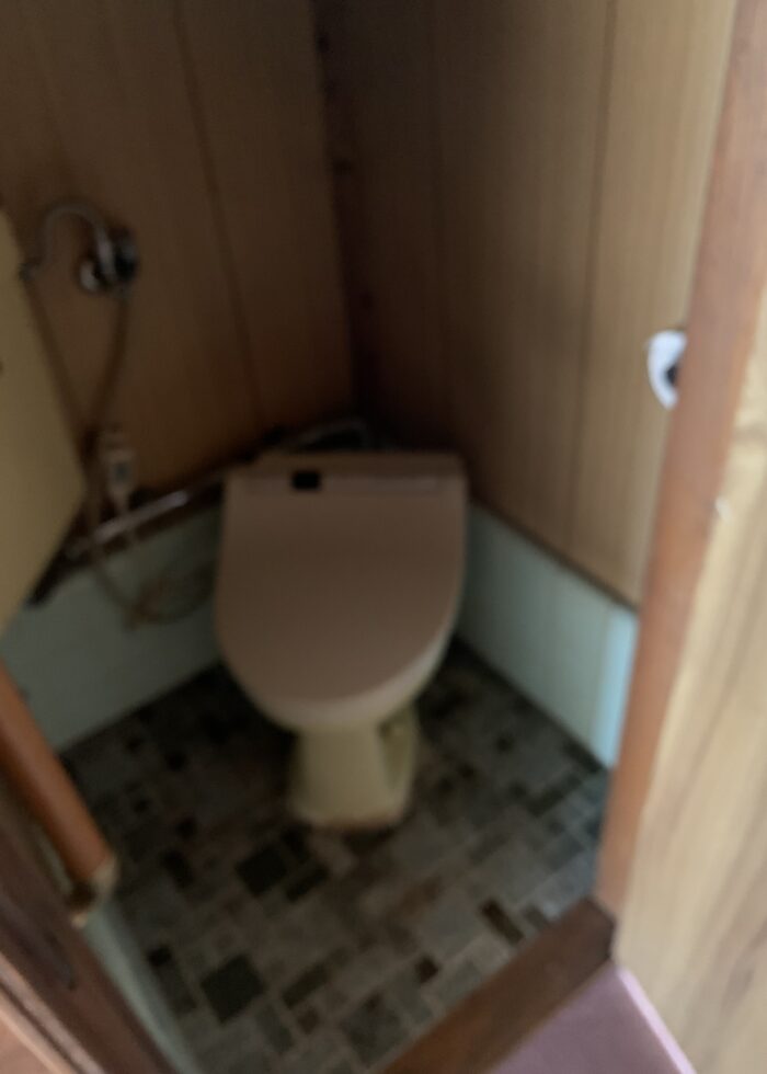 リフォーム施工事例：浮くトイレにリフォームしてお手入れ簡単に！ Before