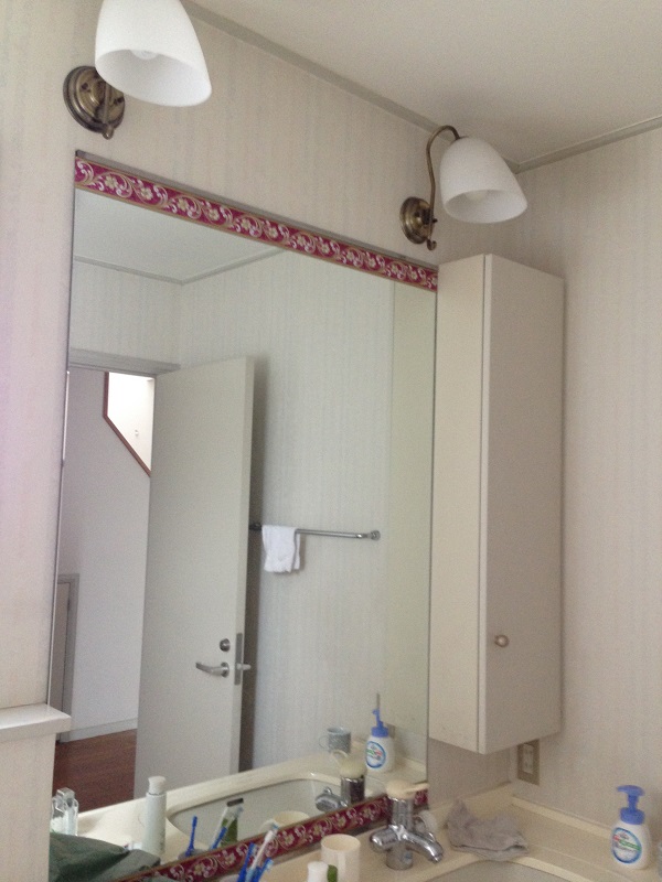 リフォーム施工事例：グリーンのタイルが映えるレトロな洗面台リフォーム Before