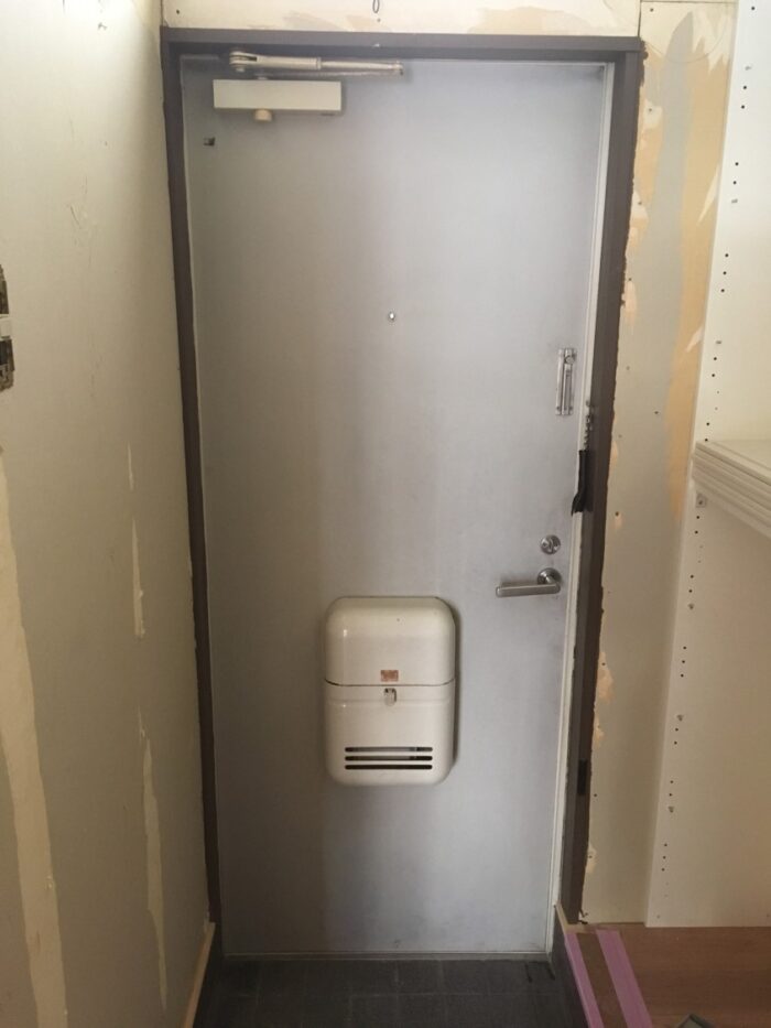 リフォーム施工事例：玄関の塗装リフォーム Before