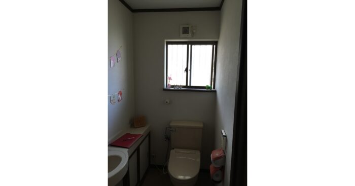 リフォーム施工事例：アクセントクロスが目を引くトイレリフォーム Before