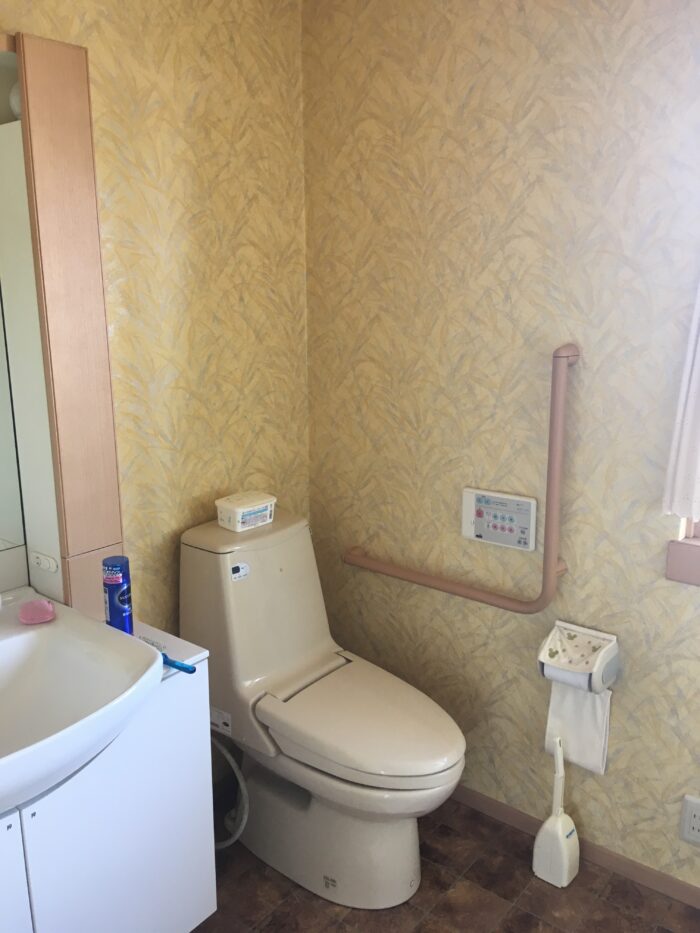 リフォーム施工事例：落ち着いた色味が映えるトイレ&洗面リフォーム Before