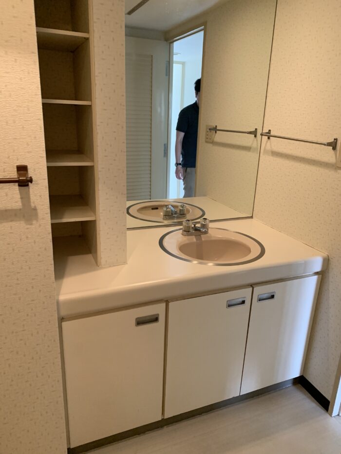 リフォーム施工事例：ホワイト×ネイビーの造作洗面リフォーム Before