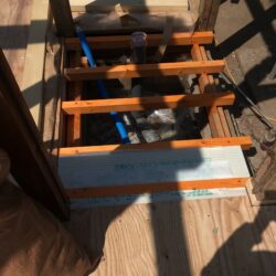 オノヤ 仙台泉リフォームショールーム ブログ「工事進行中！シートを敷いて、床組みをして、防蟻の薬を塗って…」