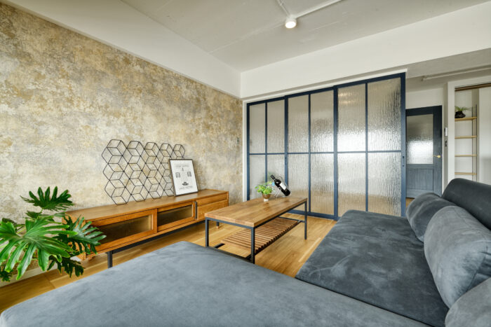 リフォーム施工事例：フルリフォーム　無機質な素材の温度感が調和した開放的な空間