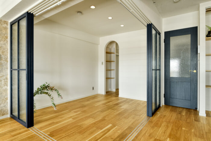 リフォーム施工事例：フルリフォーム　無機質な素材の温度感が調和した開放的な空間