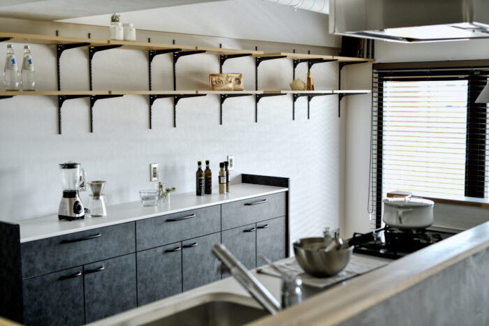 リフォーム施工事例：フルリフォーム　無機質な素材の温度感が調和した開放的な空間