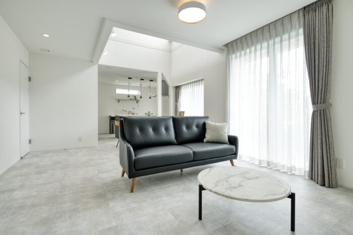 リフォーム施工事例:吹抜けから光が差し込むLDKリフォーム