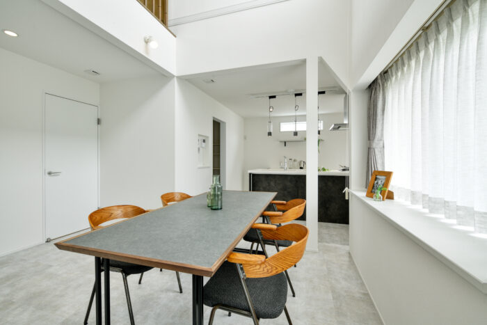 リフォーム施工事例:吹抜けから光が差し込むLDKリフォーム