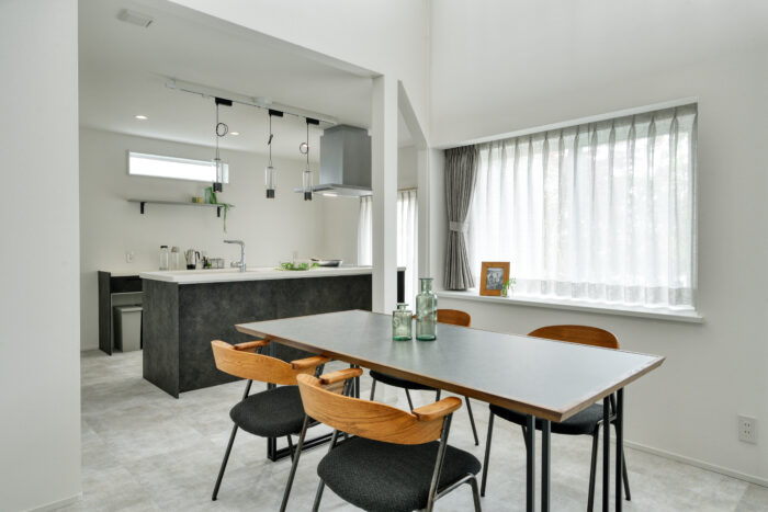 リフォーム施工事例:吹抜けから光が差し込むLDKリフォーム