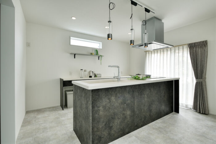 リフォーム施工事例:吹抜けから光が差し込むLDKリフォーム