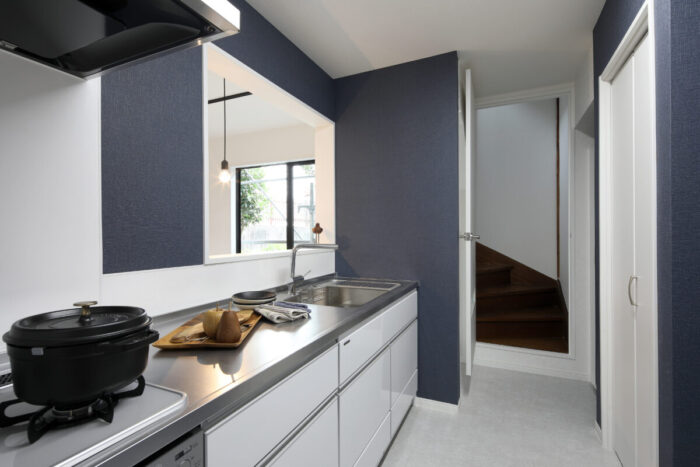 リフォーム施工事例：キッチンリフォーム　シンプルなキッチンとアクセントクロス