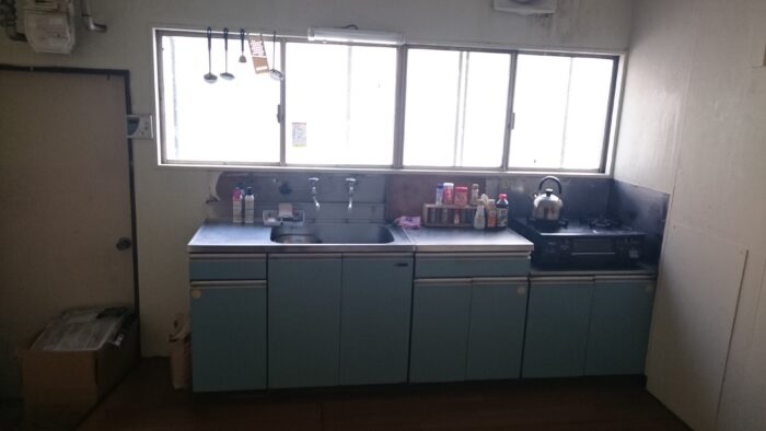 リフォーム施工事例：キッチンリフォーム　シンプルなキッチンとアクセントクロス Before