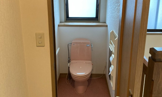 リフォーム施工事例：青いタイル柄が映えるトイレリフォーム Before