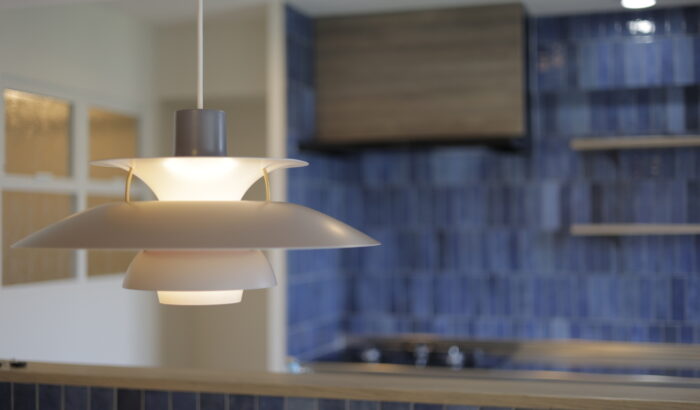 リフォーム施工事例：ネイビーのタイルが映えるキッチンへリフォーム