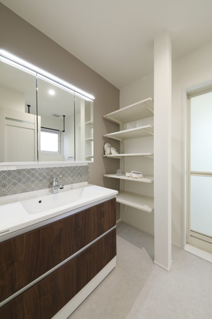 奥様お気に入りのタイルを組み込んだ洗面スペース